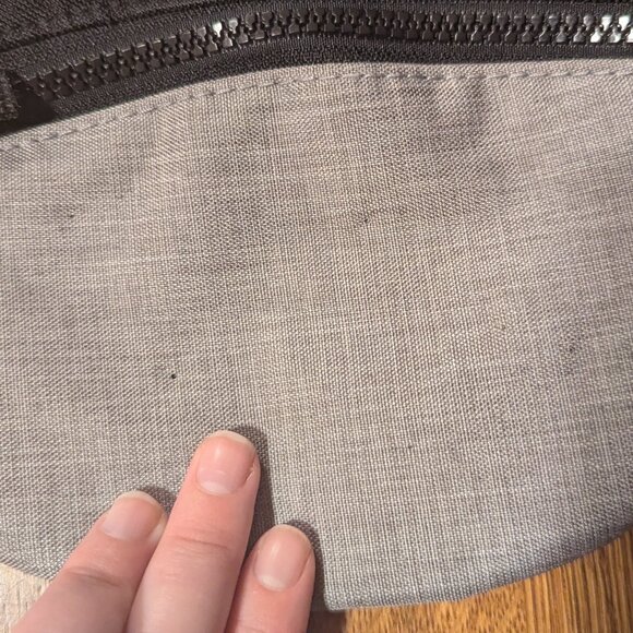 Small gray and black fanny pack - Picture 3 of 6